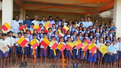 ಬಾನಂಗಳಕ್ಕೆ ಕನ್ನಡ ರಂಗು: ಸರ್ಕಾರಿ ಶಾಲೆ ವಿದ್ಯಾರ್ಥಿಗಳಿಂದ ಕನ್ನಡ ಧ್ವಜ ವರ್ಣದ ಗಾಳಿಪಟ ಹಾರಾಟ!