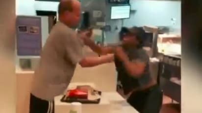 ಮ್ಯಾಕ್ಡೊನಾಲ್ಡ್ ಮಹಿಳಾ ಉದ್ಯೋಗಿಯ ಕೆಣಕಿ ಕಂಗಾಲಾದ ಗ್ರಾಹಕ: ಸರಿಯಾಗಿ ಬಾರಿಸಿದ ಅಕ್ಕಬಾಂಡ್