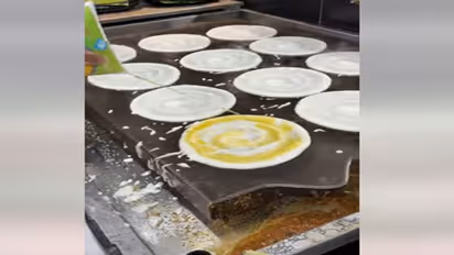 தோசை கல்லை சுத்தம் செய்ய துடைப்பம்; லிட்டர் கணக்கில் நெய்: நெட்டிசன்கள் கேள்வி!