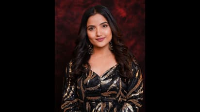 ‘జబర్దస్త్’ కోసం డోస్ పెంచేసిన సిరి హన్మంత్.. మత్తు ఫోజులతో మైమరిపిస్తున్న యంగ్ బ్యూటీ