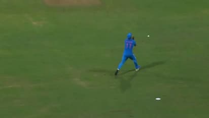 India vs New Zealand: லட்டு மாதிரியான கேட்சை கோட்டைவிட்ட ஷமி – அதிர்ச்சியில் தலையில் கையை வைத்த ரசிகர்கள்!