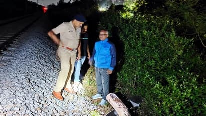 ಹಳಿಯಲ್ಲಿ ಮರ, ಕಬ್ಬಿಣದ ಪಟ್ಟಿ: ಮೈಸೂರು ಬಳಿ ತಪ್ಪಿದ ದುರಂತ