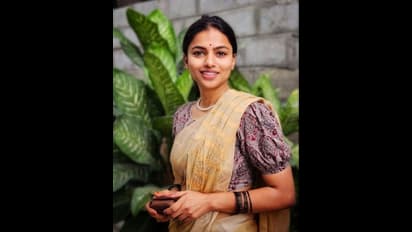 Ganavi Laxman: ಮೇಕಪ್ ಇಲ್ಲ, ಲಿಪ್‌ಸ್ಟಿಕ್ಕೂ ಇಲ್ಲ: ಲಂಗ ದಾವಣಿಯಲ್ಲಿ ಥೇಟ್ ಹಳ್ಳಿ ಹುಡುಗಿಯಾದ ಮಗಳು ಜಾನಕಿ!