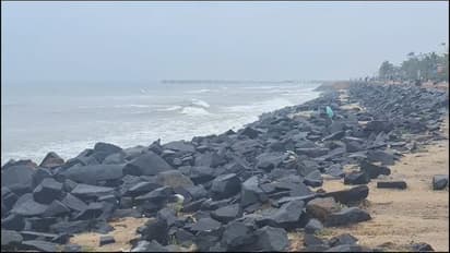 வழக்கத்திற்கு மாறாக சீற்றத்துடன் காணப்படும் கடல் அலை; புதுவையில் கடலில் குளிக்க மக்களுக்கு தடை