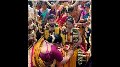 ರಂಗಕರ್ಮಿ ಬೃಂದಾ ಕೈ ಹಿಡಿದ ವಾಸುಕಿ ವೈಭವ್; ಮದುವೆ ಫೋಟೋ ವೈರಲ್!