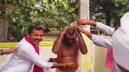 ఎన్నికల సిత్రం.. ఓటర్కు స్నానం చేయించిన బీఆర్ఎస్ శ్రేణులు..!!