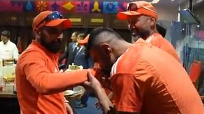 ಕಿವೀಸ್ ಎದುರು 7 ವಿಕೆಟ್ ಕಬಳಿಸಿದ ಶಮಿ ಕೈಗೆ ಮುತ್ತಿಕ್ಕಿದ ಅಶ್ವಿನ್..! ವಿಡಿಯೋ ವೈರಲ್