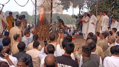 खुद के बनाए बैकुंठ धाम में पंचतत्व में विलीन हुए सुब्रत राय, अर्थी को कंधा देने क्यों नहीं आए दोनों बेटे