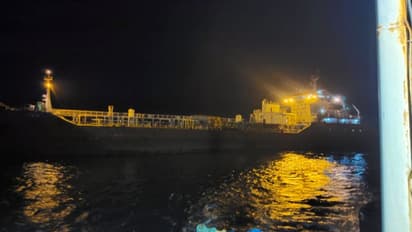 ഒടുവിൽ അനുമതിയെത്തി, പുറംകടലില് നിന്ന് വിഴിഞ്ഞത്ത് നങ്കൂരമിട്ട് തകരാറിലായ എണ്ണക്കപ്പൽ