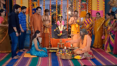 தீபாவை கொள்ள நடந்த சதி! ஐஸ்வர்யாவை காட்டி கொடுத்த பாம்பு! அதிரடி திருப்பங்களுடன் - கார்த்திகை தீபம் அப்டேட்!