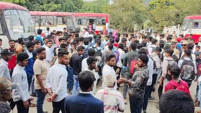  ಶಕ್ತಿ ಯೋಜನೆ ಪ್ರಭಾವ ಬಸ್ ಗಾಗಿ  ವಿದ್ಯಾರ್ಥಿಗಳ ಪ್ರತಿಭಟನೆ