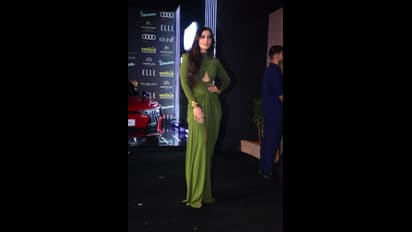 పై నుంచి కిందకు షేపులు కనిపించేలా బాడీకి హత్తుకునే డ్రెస్‌ లో రాశీఖన్నా..  థైస్‌ ట్రీట్‌ కేక