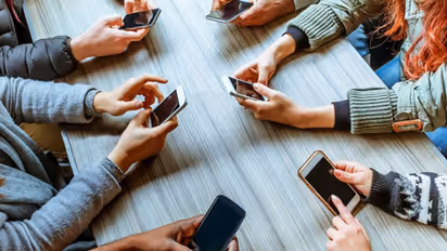 വിദ്യാര്‍ഥികള്‍ സ്മാര്‍ട്ട് ഫോണിന് അടിമയാണോ? രക്ഷിതാക്കള്‍ ഉടന്‍ ചെയ്യേണ്ട കാര്യങ്ങള്‍