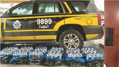 കറുത്ത ബാഗ് ഒരു വാഹനത്തില് നിന്ന് മറ്റൊന്നിലേക്ക് മാറ്റി; പരിശോധനയില് പിടികൂടിയത് 126 കുപ്പി നാടൻ മദ്യം