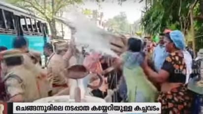 ചൂടില്ലാത്തതിനാൽ രക്ഷപ്പെട്ടു! നടപ്പാത കയ്യേറ്റം ഒഴിപ്പിക്കാനെത്തിയ എസ്ഐ അടക്കമുള്ളവർക്കെതിരെ 'പാൽ പ്രയോഗം'