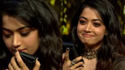 ഷോയുടെയിടയില് അപ്രതീക്ഷിതമായി കാമുകന്റെ ഫോണ് വിളി, നാണത്താല് ചുവന്ന് രശ്മിക മന്ദാന- വീഡിയോ