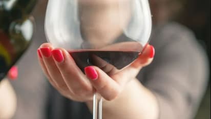 32കാരിക്ക് വൈൻ കുടിക്കാൻ മോഹം, പുറത്തിറങ്ങാൻ വയ്യ; വീട്ടിലെത്തിക്കാമെന്ന് വാഗ്ദാനം, നഷ്ടപ്പെട്ടത് വൻതുക