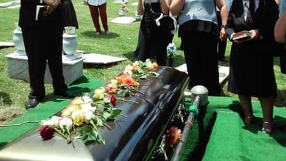 അതേ വസ്ത്രം, അതേ ആഭരണം, മൃതദേഹം മാത്രം മാറ്റം, ശവപ്പെട്ടി തുറന്നപ്പോൾ ഞെട്ടി കുടുംബം