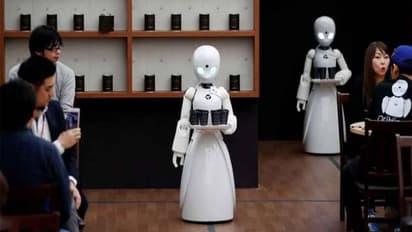 ജപ്പാനിലെ റോബോട്ട് കഫെ, ഈ റോബോട്ടുകളെ നിയന്ത്രിക്കുന്നതാരെന്നറിഞ്ഞാൽ അറിയാതെ കയ്യടിച്ചുപോകും