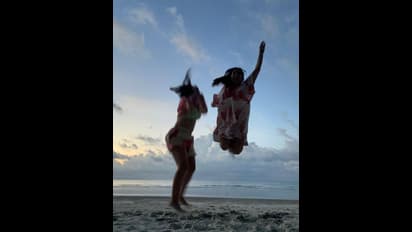 Rashmi Gautam: ప్యాంట్‌, మేకప్‌ వేసుకోకుండా బీచ్‌లో ఫ్రెండ్‌తో కలిసి యాంకర్‌ రష్మి గంతులు.. నాటు అందాలు అదరహో