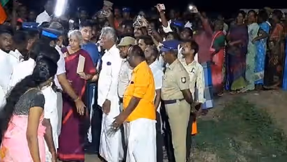 நள்ளிரவில் நிதியமைச்சர் நிர்மலா சீதாராமனை மடக்கி பொதுமக்கள் வைத்த கோரிக்கை!