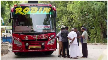 'റോബിൻ' തമിഴ്നാട് മോട്ടോർ വാഹന വകുപ്പിന്റെ കസ്റ്റഡിയിൽ; ബസിൽ നിന്ന് ഇറങ്ങില്ലെന്ന് ഉടമയും യാത്രക്കാരും
