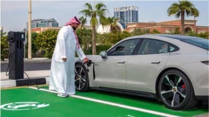 ചാർജ് ചെയ്താല് 500 കിലോമീറ്ററിലേറെ ഓടിക്കാം; അൽഖോബാർ കോർണീഷിൽ ഇലക്ട്രിക് കാറുകളുടെ ചാർജിങ് സ്റ്റേഷനുകൾ