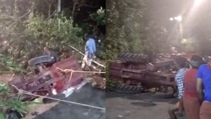 ശബരിമല സന്നിധാനത്തേക്ക് ശർക്കരയുമായി വന്ന ട്രാക്ടർ വനപാതയിൽനിന്ന് താഴ്ചയിലേക്ക് മറിഞ്ഞു, ഡ്രൈവര്ക്ക് പരിക്ക്