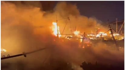 విశాఖ ఫిషింగ్ హార్బర్ లో భారీ అగ్నిప్రమాదం... చెలరేగిన మంటల్లో 40 బోట్లు కాలిబూడిద (వీడియో)