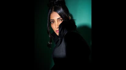 బ్లాక్ అవుట్ ఫిట్ లో శృతిహాసన్ కిర్రాక్ స్టిల్స్.. టైట్ డ్రెస్ లో స్టార్ బ్యూటీ ఫిట్ నెస్ చూశారా!