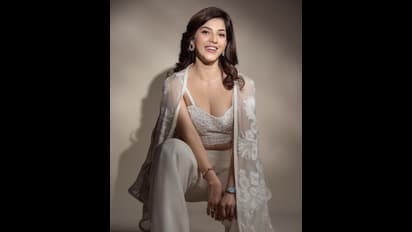 చాలీచాలని బ్లౌజ్ లో మెహ్రీన్ అందాల ప్రదర్శన.. చేతులు పైకెత్తి మతి చెడగొడుతున్న హనీ బేబీ 