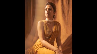 చీరకట్టులో.. పైగా ఇలాంటి ఫోజుల్లో శ్రద్ధా దాస్ ను చూస్తే ఫ్యూజ్ లు అవుటే.. మైండ్ బ్లోయింగ్ స్టిల్స్