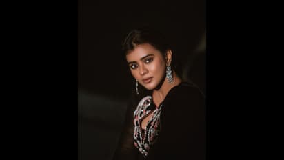 సిట్టింట్ ఫోజులతో టెంప్ట్ చేస్తున్న హేబా పటేల్.. బ్లాక్ డ్రెస్ లో కుమారి బ్యూటీఫుల్ లుక్