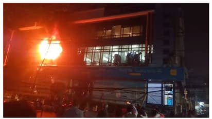 കാനറാ ബാങ്കിന്റെ ബ്രാഞ്ചിൽ തീപിടുത്തം, അകത്ത് നാൽപതോളം ജീവനക്കാർ, രക്ഷപ്പെടുത്തി ഫയർഫോഴ്സ്