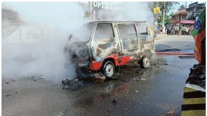 തിരുവനന്തപുരത്ത് ഓടിക്കൊണ്ടിരിക്കെ കാര് കത്തി; ഡ്രൈവര് ഇറങ്ങിയോടി, വാഹനം നിന്നത് മറ്റൊരു കാറിലിടിച്ച്