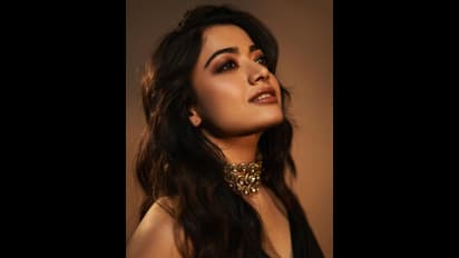 Rashmika Mandanna :  బ్లాక్ శారీలో నేషనల్ క్రష్ ఒంపుసొంపులు.. అందానికి మరోపేరే రష్మిక మందన్న.. 