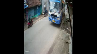 நாகையில் மாடு முட்ட வந்ததால் நிலை தடுமாறி கீழே விழுந்தவர் பேருந்தில் சிக்கி பலி