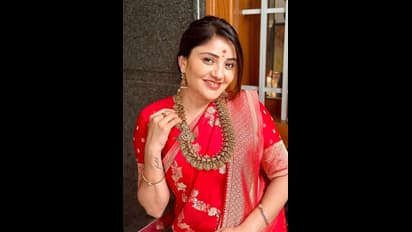 ಅಬ್ಬಬ್ಬಾ! ಎಷ್ಟು ಗ್ರಾಂ ಈ ಚಿನ್ನದ ಸರ?; ಕಾರುಣ್ಯ ರಾಮ್ ಐಷಾರಾಮಿ ಜೀವನದ ಮೇಲೆ ನೆಟ್ಟಿಗರ ಕಣ್ಣು