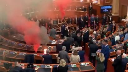 2024 பட்ஜெட் வாக்கெடுப்பை சீர்குலைக்க முயற்சி: அல்பேனிய நாடாளுமன்றத்தில் தீ வைத்த எம்.பி.க்கள்!