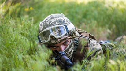 3.8 കിലോമീറ്റര് ദൂരെയുള്ള റഷ്യന് സൈനികനെ വെടിവച്ചിട്ട് യുക്രൈന് സ്നൈപ്പര്; അതും റെക്കോര്ഡ് !