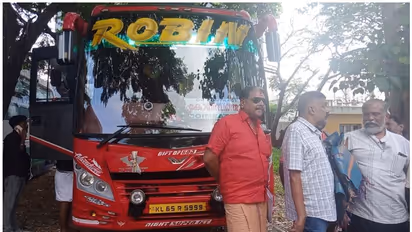 'റോബിൻ' ഇറങ്ങി, പെർമിറ്റ് ലംഘനത്തിന് പിഴ അടച്ചത് 10,000 രൂപ; വൈകീട്ട് മുതൽ സർവീസ് തുടങ്ങുമെന്ന് ഉടമ