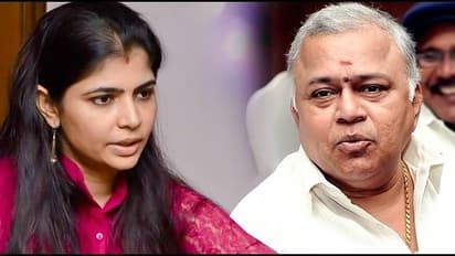 மன்சூர் அலிகானை டீல் பன்ற விதம் ஓ.கே. தான்.. ஆனா ராதாரவியை யாரும் கண்டுக்கலயே.. சின்மயி ட்வீட்..