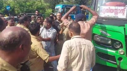 ഓട്ടോ ഡ്രൈവറെ ബസ് ജീവനക്കാർ മർദ്ദിച്ചു, ബസ് തടഞ്ഞ് ഓട്ടോറിക്ഷാ തൊഴിലാളികൾ തിരിച്ചടിച്ചു; കോഴിക്കോട് സംഘർഷം