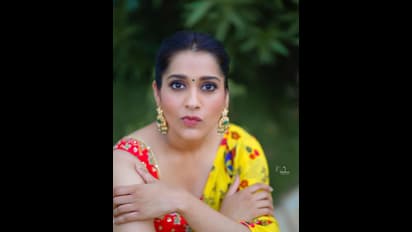 పైటకొంగు  జారిపోతున్న లెక్కచేయక జబర్దస్త్ రష్మి స్టన్నింగ్ స్టిల్స్.. బ్యాక్‌ చూపిస్తూ ఎల్లో శారీలో విరహ వేదన 