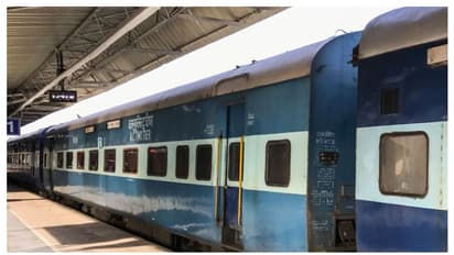 കോച്ച് മാറിക്കയറി;തീവണ്ടിയിൽ നിന്ന് സ്ത്രീയെയും മകളെയും ടിടിഇ പ്ലാറ്റ്ഫോമിലേക്ക് തള്ളിയിട്ടെന്ന് പരാതി