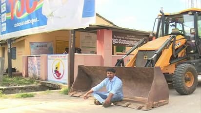 ಬಿಲ್‌ಗಾಗಿ ಪಂಚಾಯಿತಿ ಮುಂದೆ ಯುವಕನ ಜೆಸಿಬಿ ಪ್ರೊಟೆಸ್ಟ್: 45,000 ಹಣಕ್ಕಾಗಿ ಎರಡು ವರ್ಷದಿಂದ ಅಲೆದಾಟ 