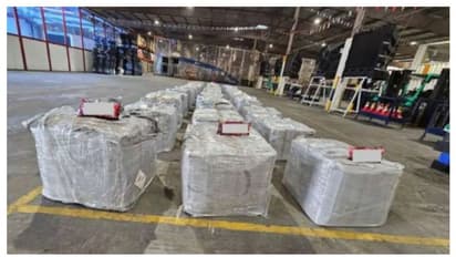 ബില്ലിൽ വസ്ത്രങ്ങൾ; സംശയം തോന്നി പരിശോധന, കസ്റ്റംസ് കണ്ടെത്തിയത് വൻ പുകയില ശേഖരം