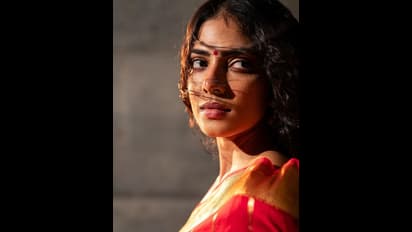 ఎర్ర చీర కట్టి కసి కళ్ళతో విరహ వేదన అనుభవిస్తున్న ప్రభాస్ హీరోయిన్... మాళవిక బోల్డ్ లుక్ వైరల్ 