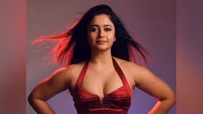 Poonam Bajwa: పూనమ్ బజ్వా టాప్ 10 హాట్ లుక్స్... బన్నీ హీరోయిన్ నుండి ఊహించని కోణం!