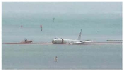 റണ്‍വേയില്‍ നിന്നും തെന്നിനീങ്ങിയ സൈനിക വിമാനം കടലില്‍ വീണു; യാത്രക്കാര്‍ സുരക്ഷിതര്‍ 